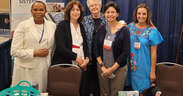 U uni eshakda sikadi va u qichqiradi. Eng yaxshi porno videolar